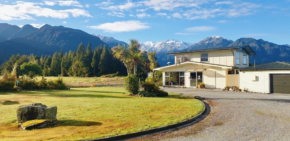 Glacier View Motel 61/68