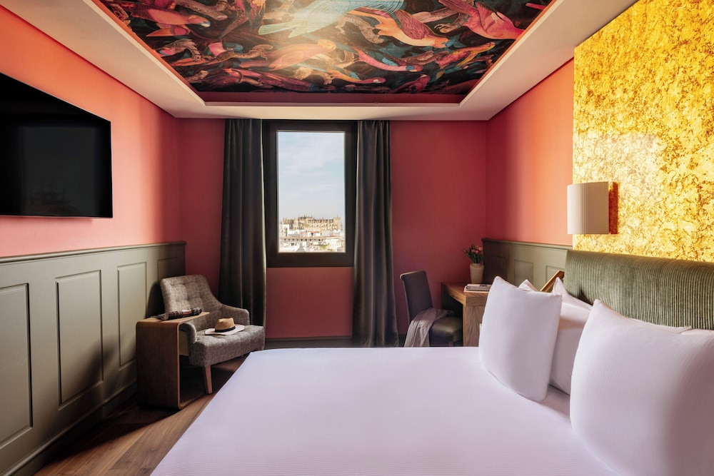 Red Level, Suite, King Bed, Cathedral View