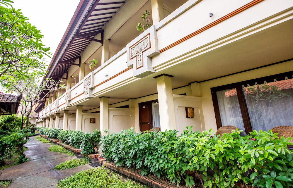 BESAKIH BEACH HOTEL 2/67