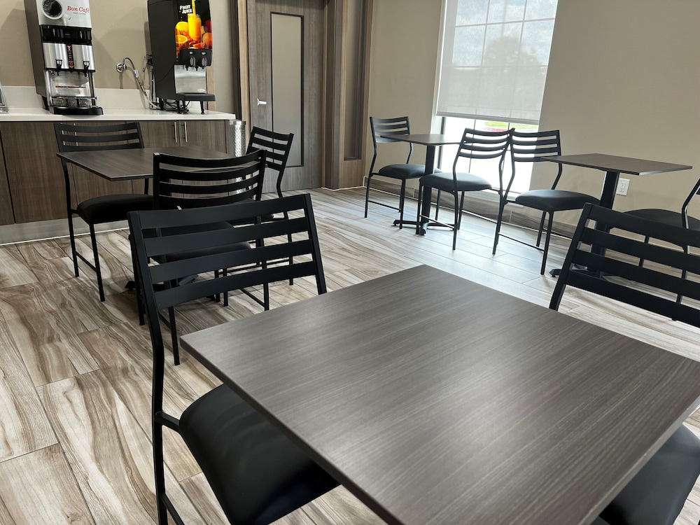 Super 8 by Wyndham Houston NW Beltway 8-West Rd 17/20