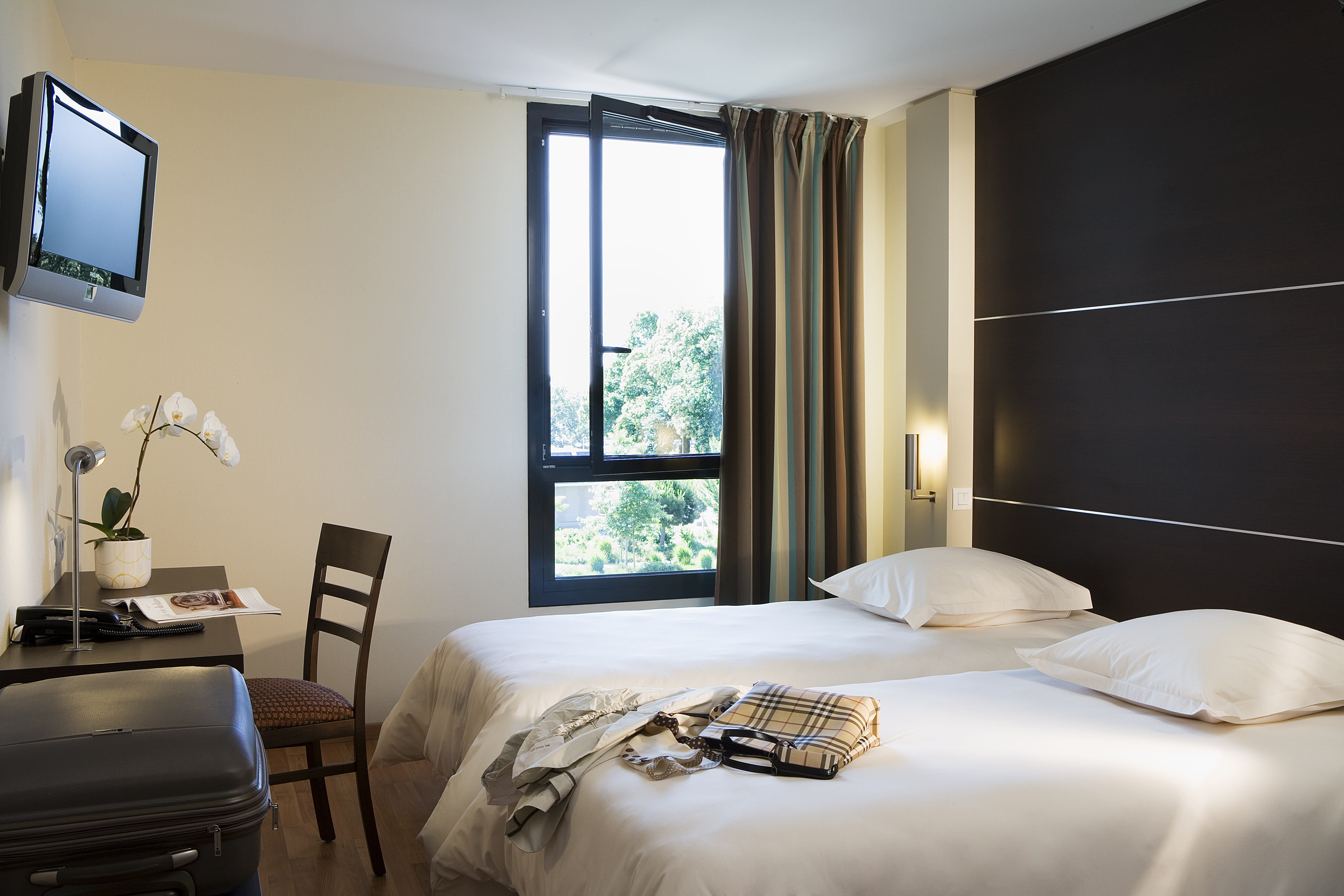 ROOM, TWIN BEDS