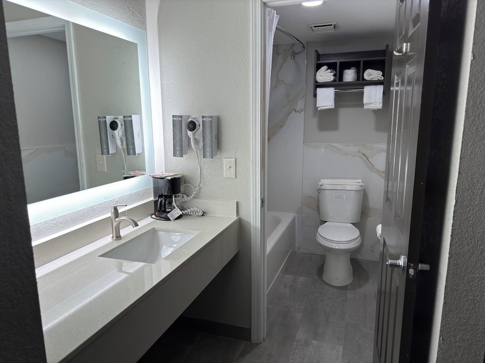 HomeTown Inn and Suites Belle Plaine 62/65