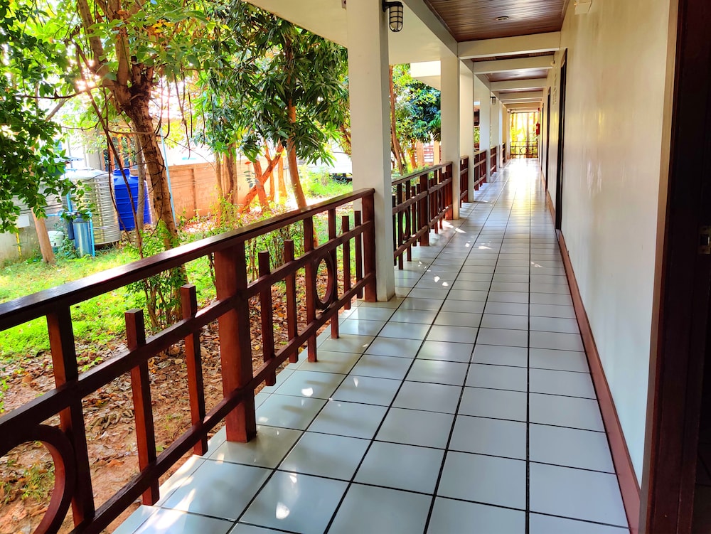 Thongpaeka Hotel 49/50