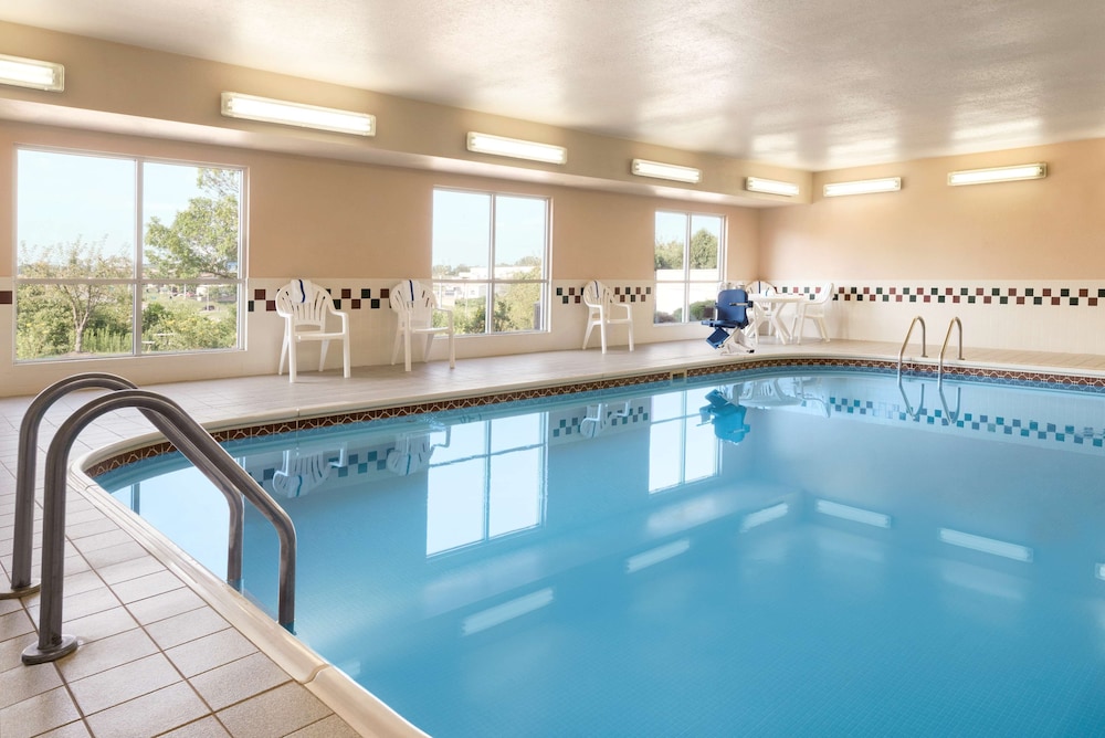 Country Inn & Suites by Radisson, Davenport - Quad Cities 2/17