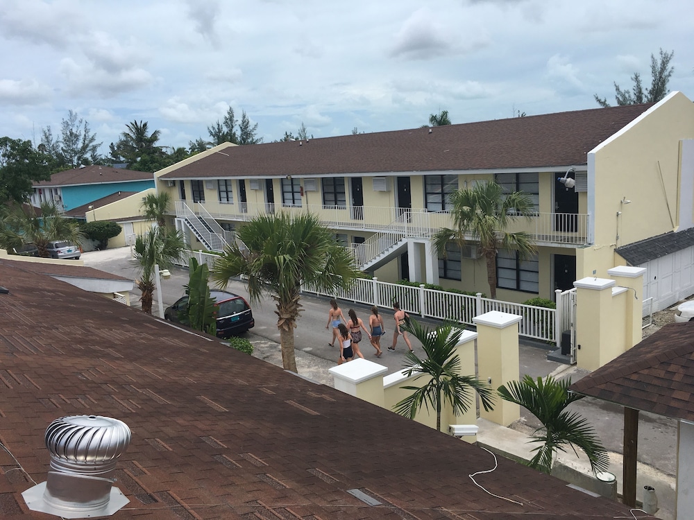 THE COLONY CLUB INN AND SUITES 7/55