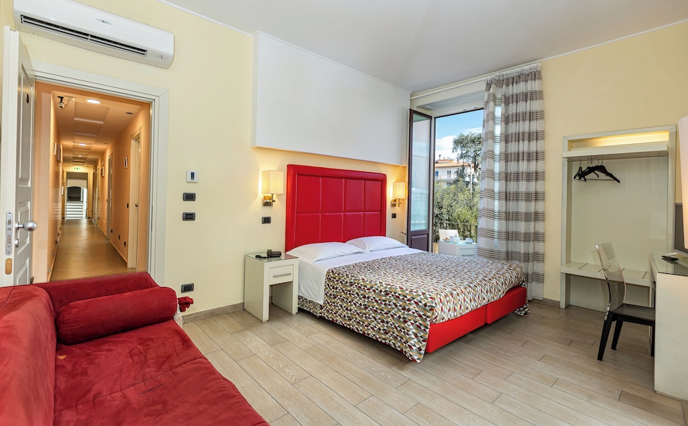 DELUXE, DOUBLE OR TWIN BED