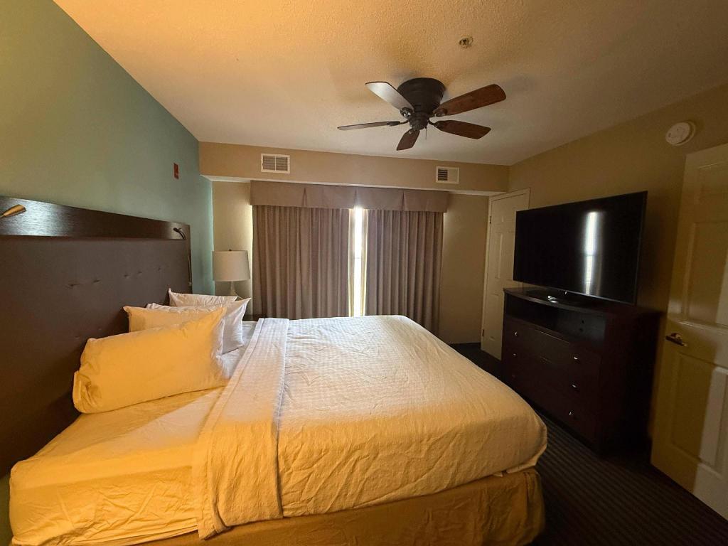 EFFICIENCY, SUITE, QUEEN BED, ACCESSIBLE