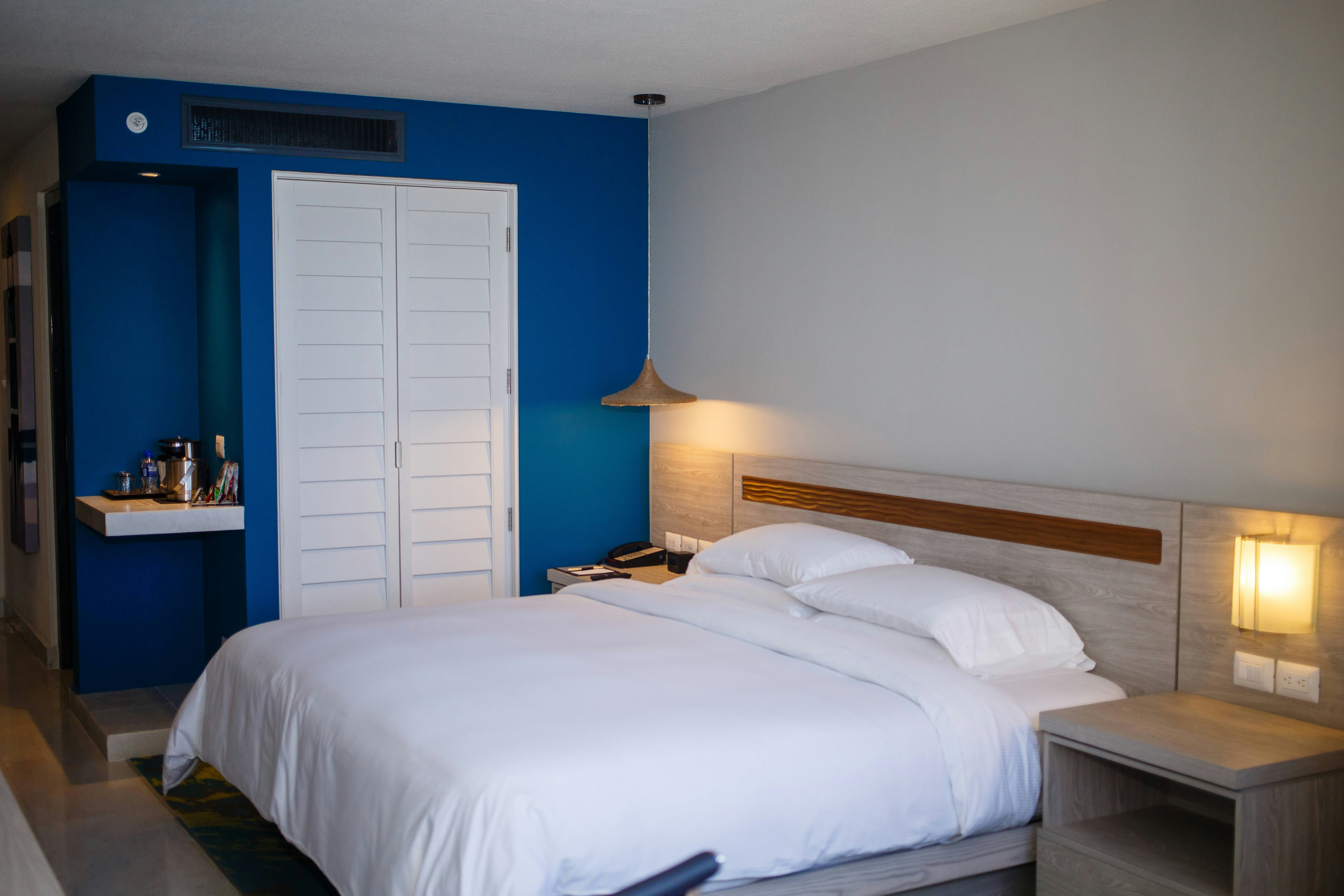 ROOM, KING BED, INTERIOR VIEW