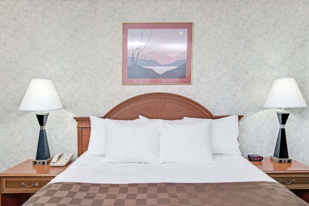 Days Inn By Wyndham Los Angeles Lax Redondo Manhattan Beach 25/56