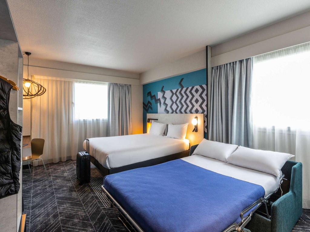 PREMIUM, QUEEN BED, SOFA