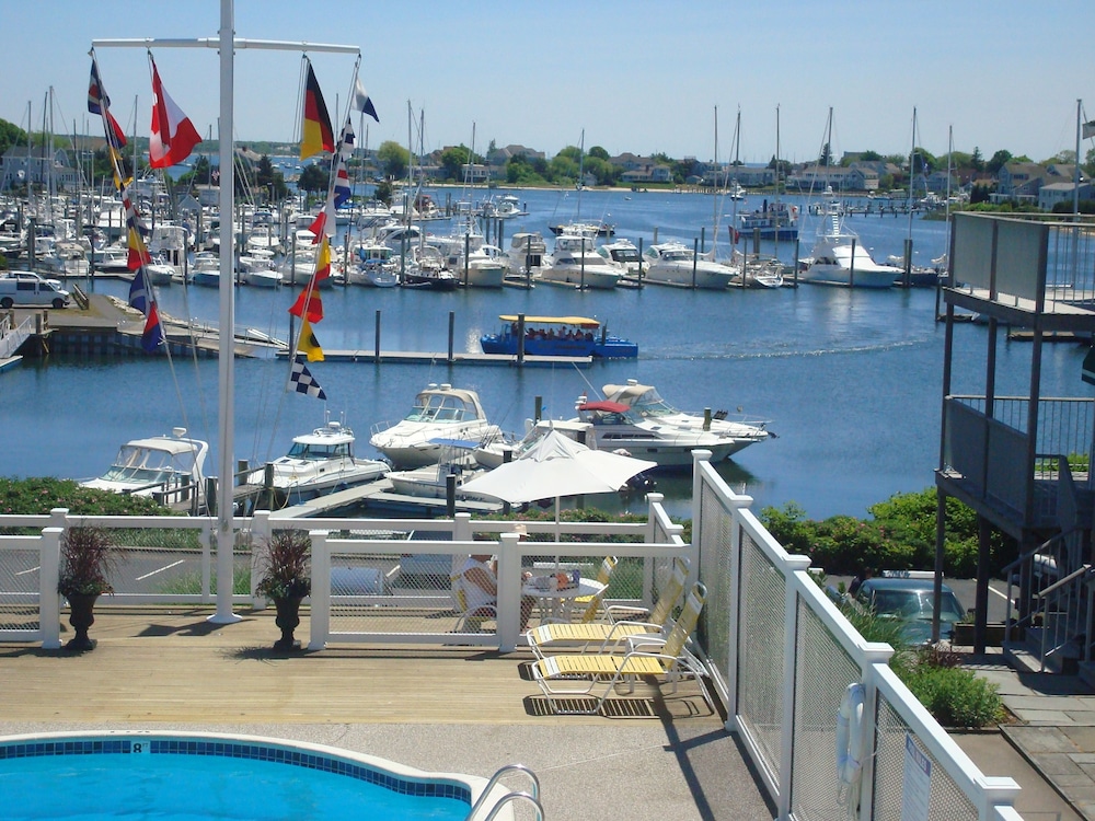 Anchor In Distinctive Waterfront Lodging 22/65