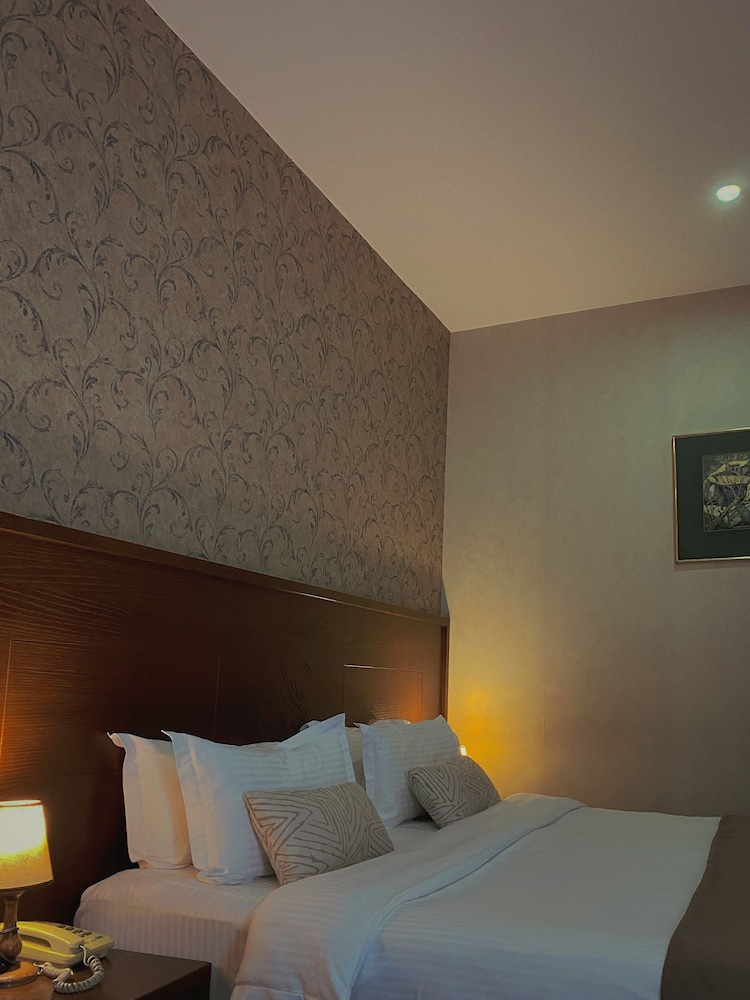 Standard, Twin Beds, City View