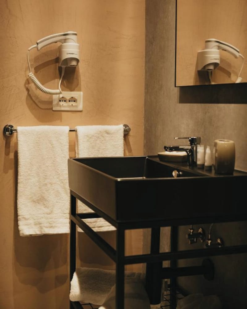 AMR Hotel 36/41