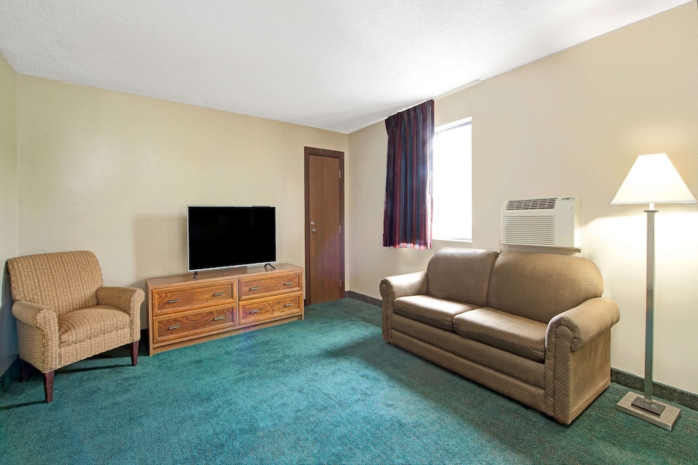 Super 8 by Wyndham Eureka/Six Flags Nearby 18/19