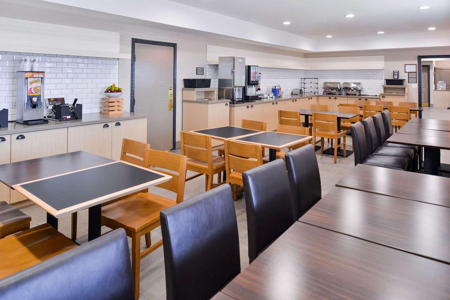 Country Inn and Suites By Radisson Tinley Park IL 28/33