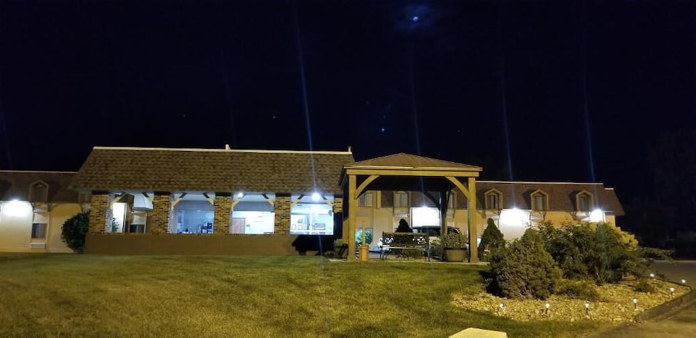 Hometown Inn Suites 42/50