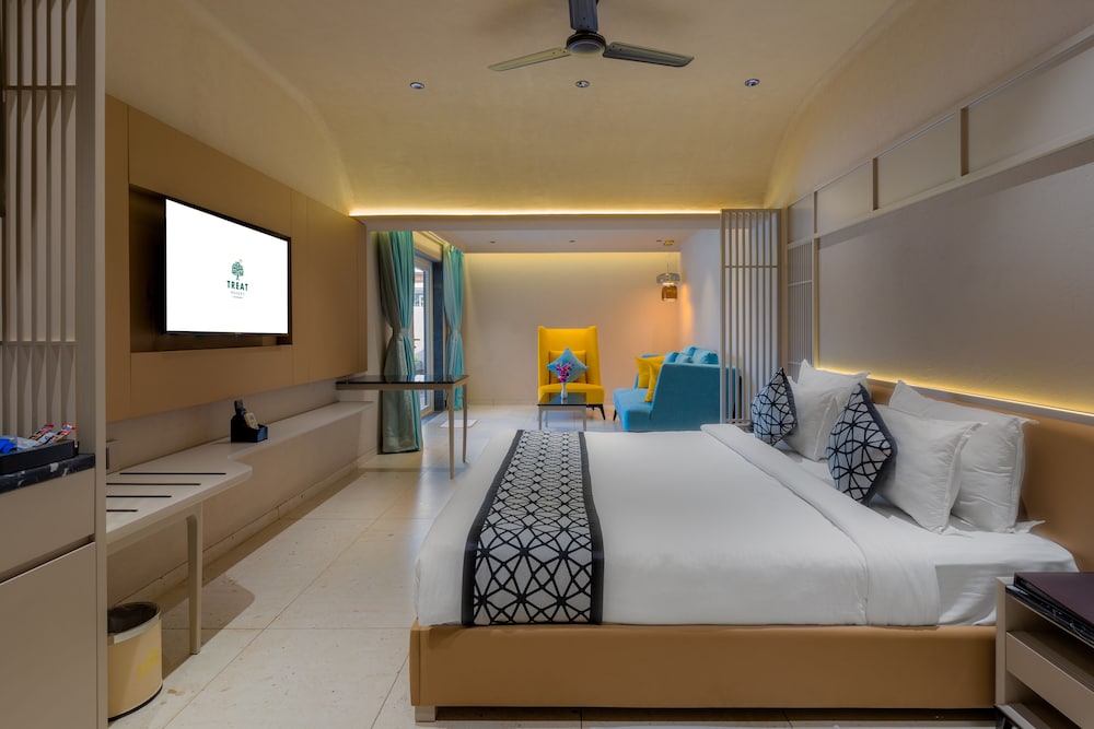 Premium, Queen Bed, Pool Access