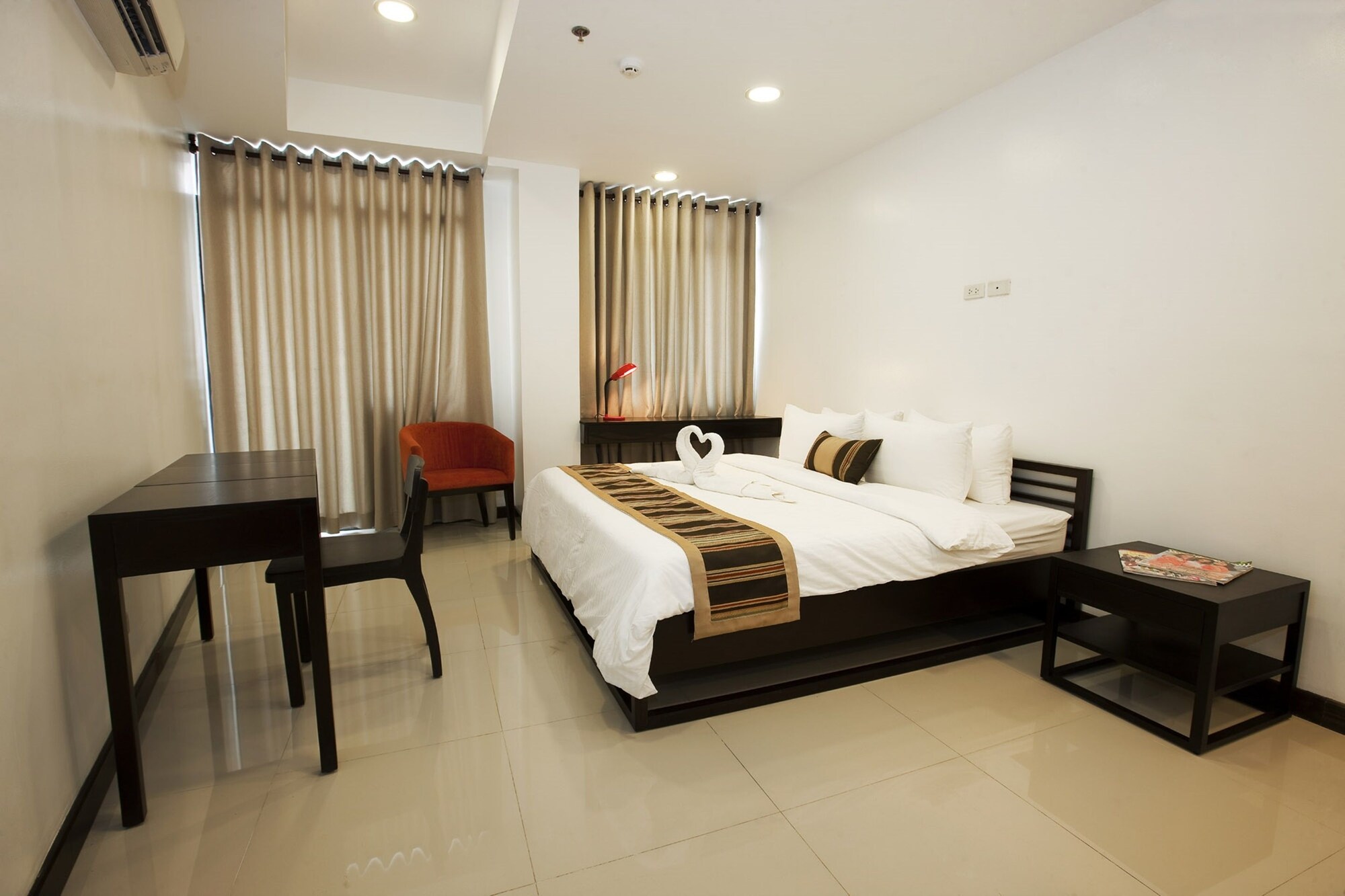 4 BEDROOMS, APARTMENT, KING AND QUEEN BED, 3 BEDS