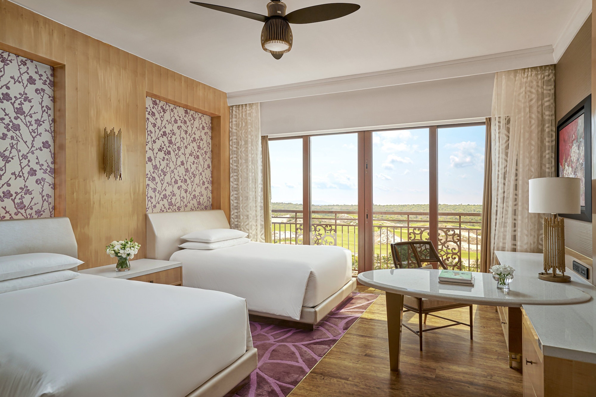 Grand, Classic, Twin Beds, Golf Course View, Smoking
