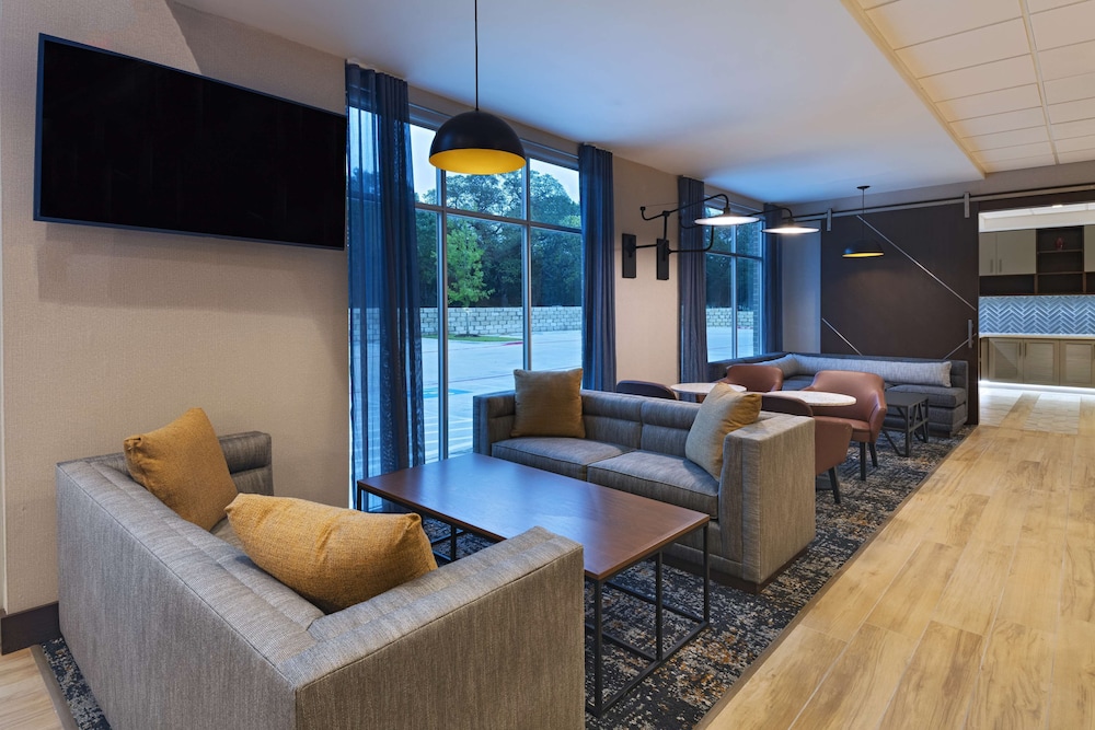 Hyatt Place Austin / Lake Travis / Four Points 37/55