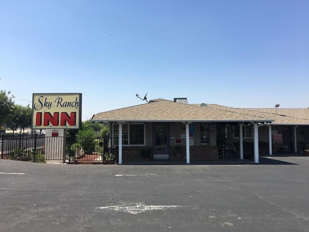 Sky Ranch Inn 18/22