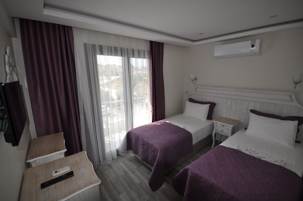 ROOM, TWIN BEDS