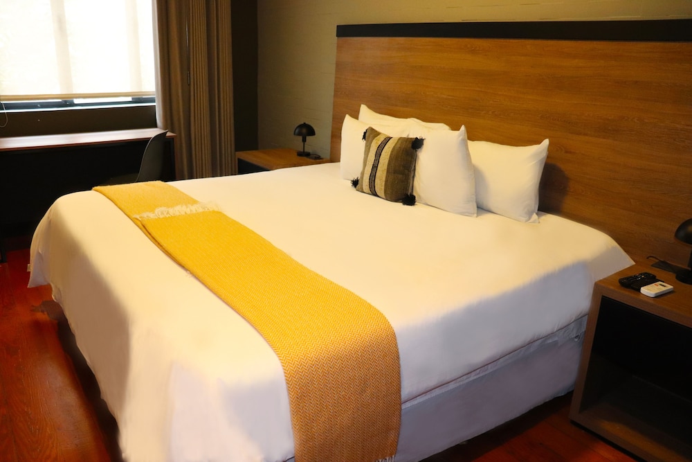 SUITE, KING BED