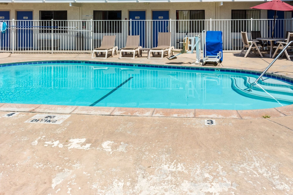 Motel6 Bakersfield, CA - Convention Center 34/37