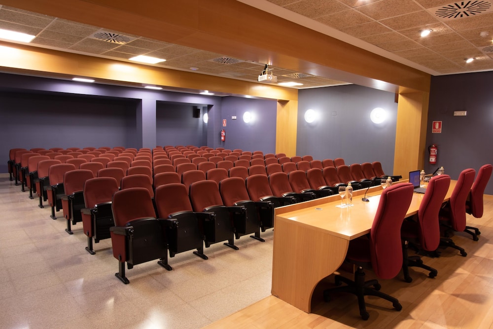 Villa Alojamiento Y Congresos 33/50