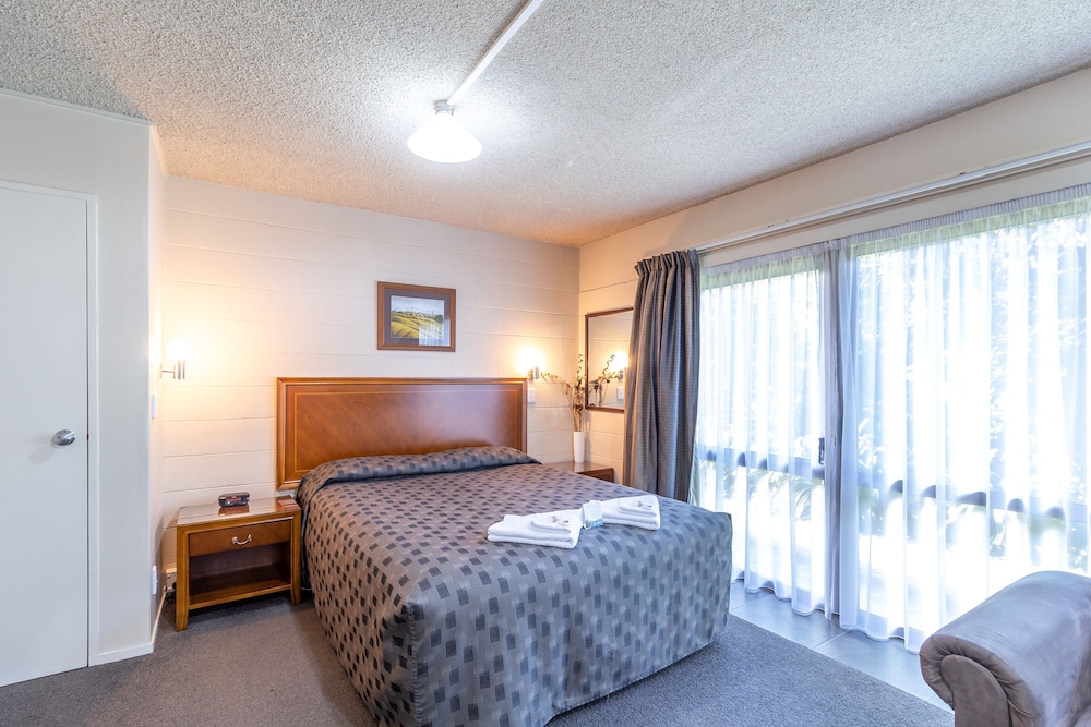 Admirals Motor Inn 16/77