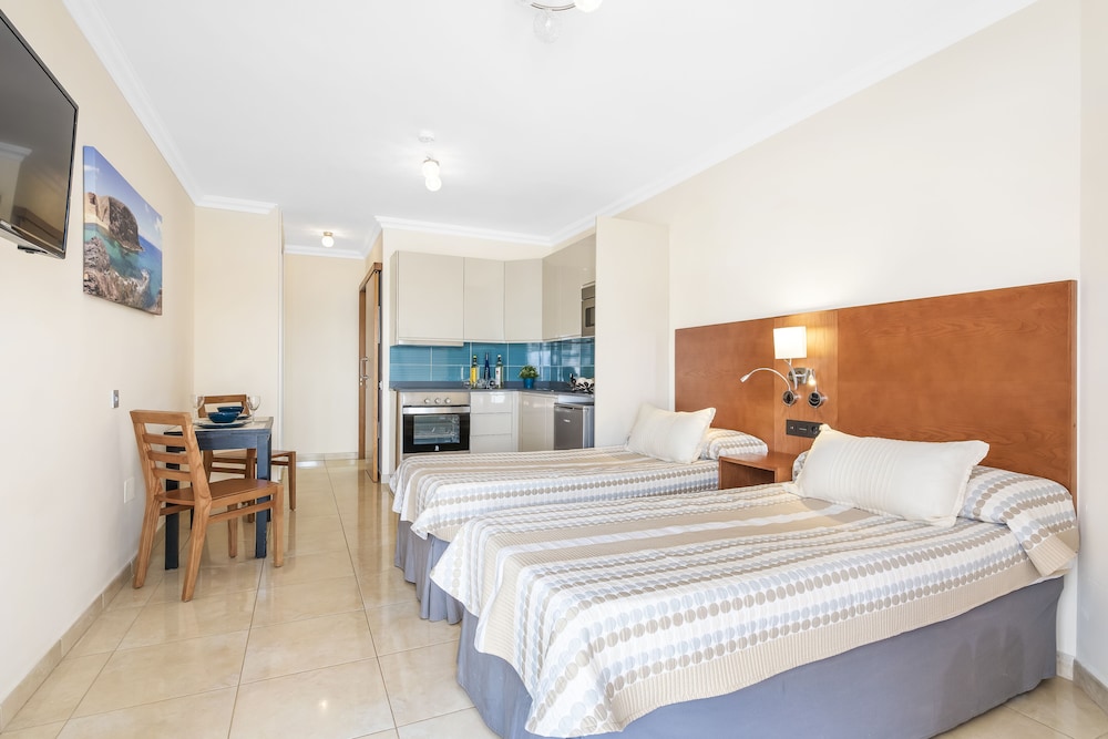 STUDIO, TWIN BEDS, POOL VIEW