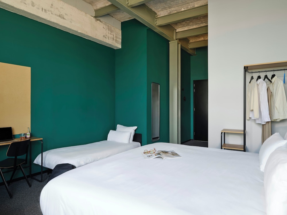 Deluxe, Triple, 1 King and 1 Single Beds, The Social Hub Maastricht 2/3