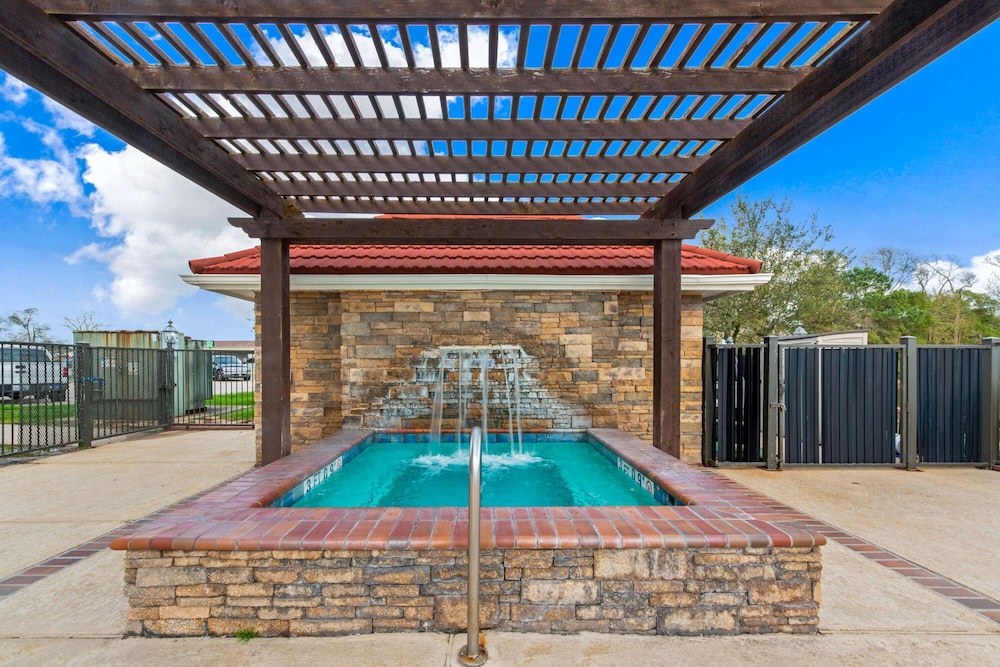 La Quinta Inn & Suites by Wyndham Bridge City 39/44