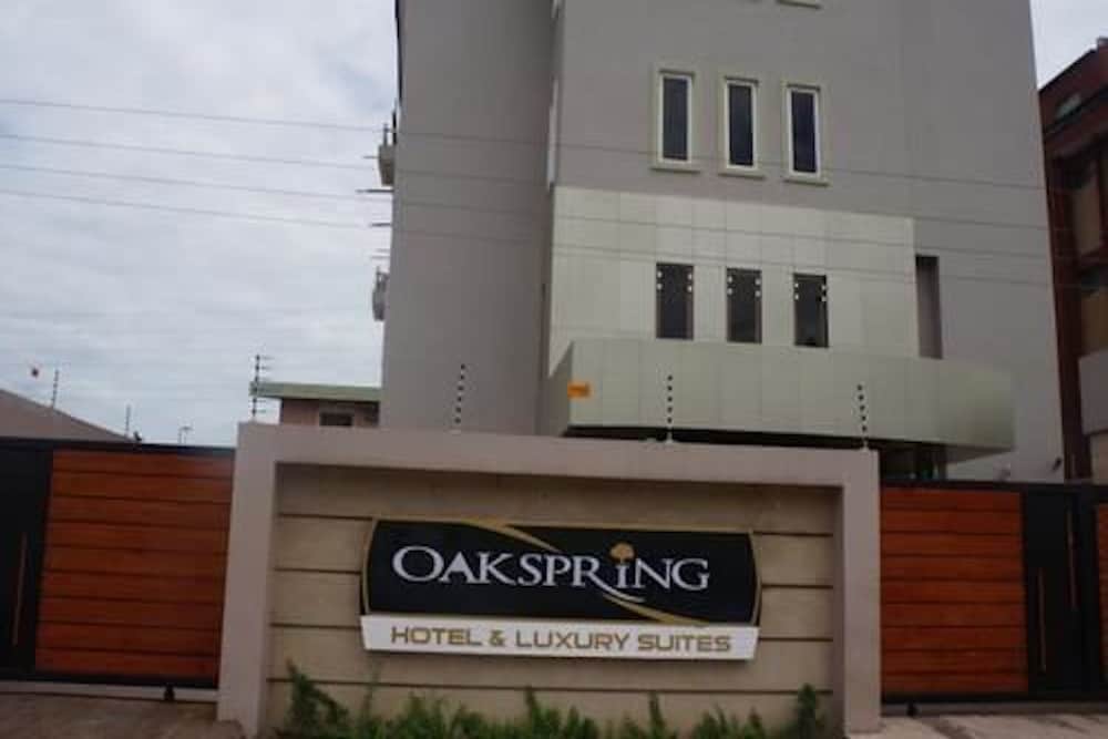 Oakspring Hotel &amp; Luxury Suites 3/50