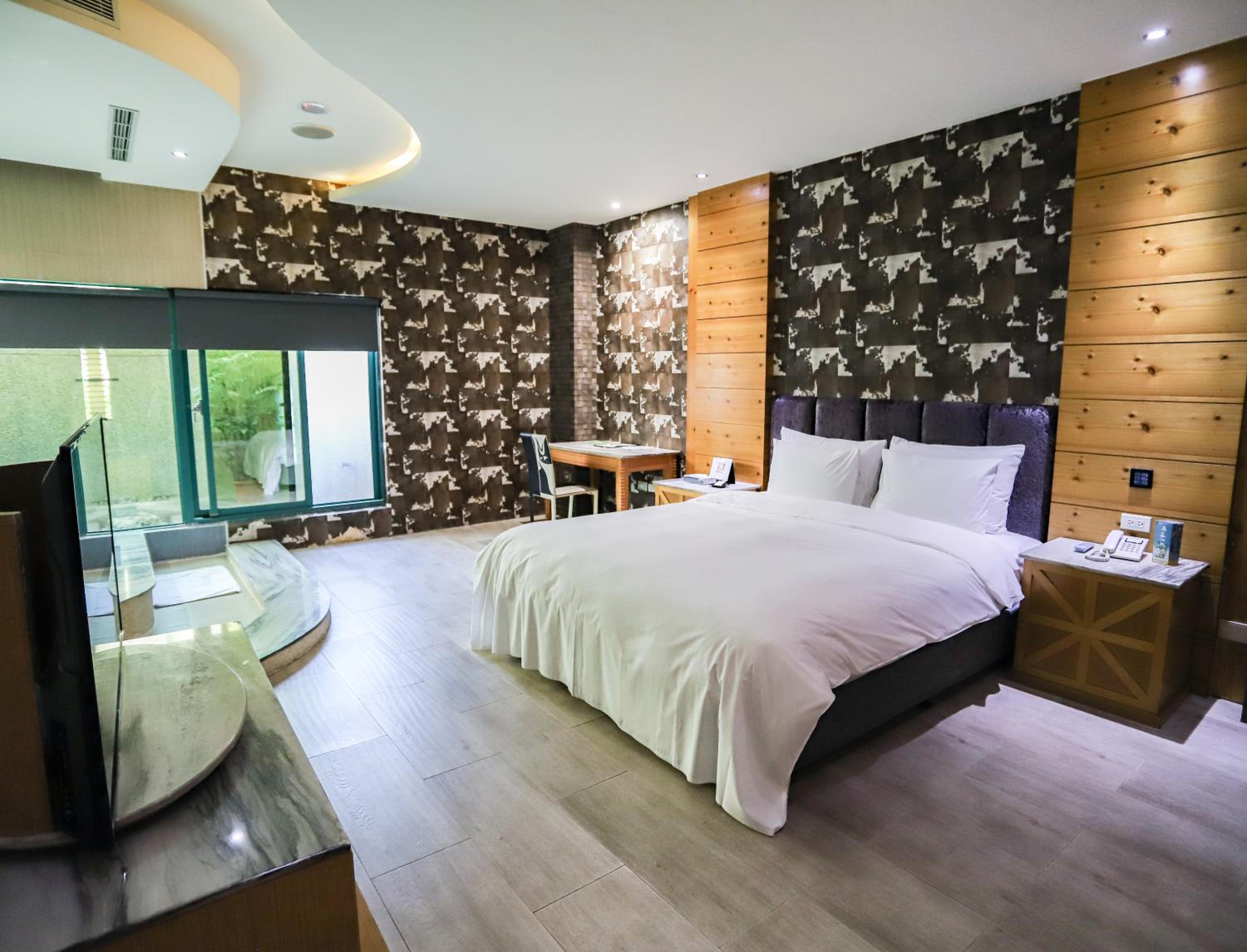 Paragon, Suite