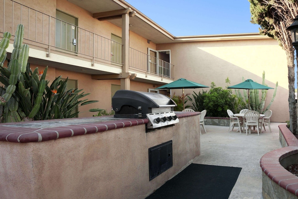 Howard Johnson By Wyndham Buena Park in BUENA PARK - CA