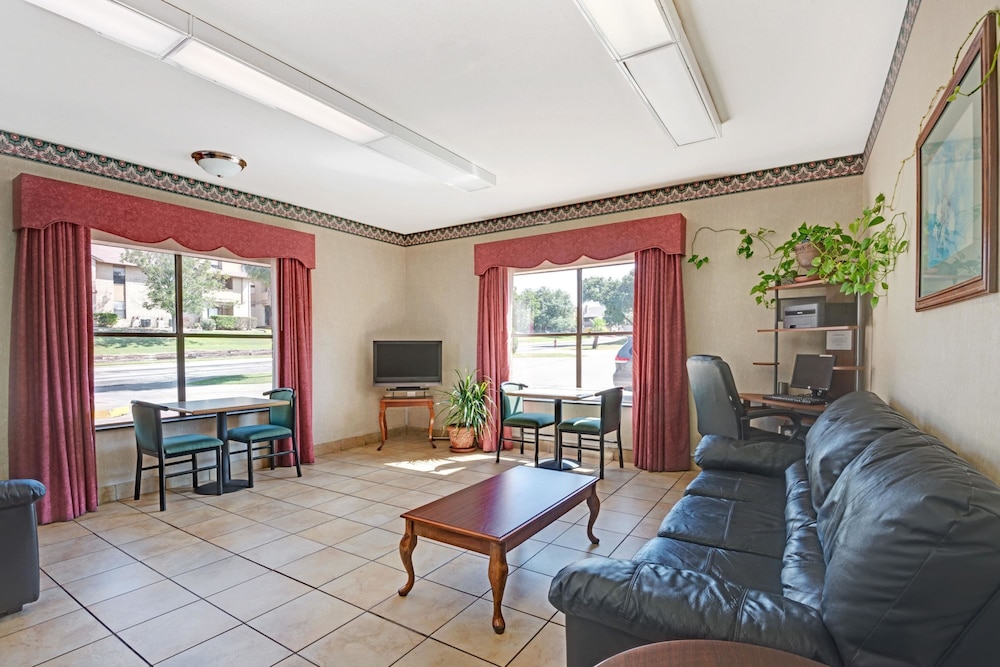 Super 8 by Wyndham Universal City 43/55