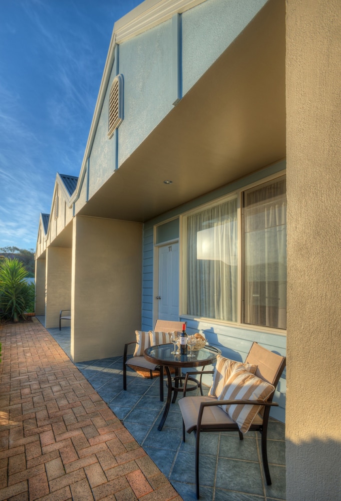 Sorrento Beach Motel 7/44