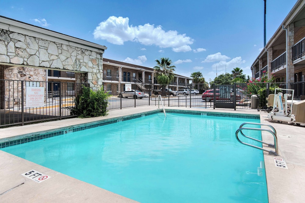 Motel6 San Antonio, TX - Northwest Medical Center photo3