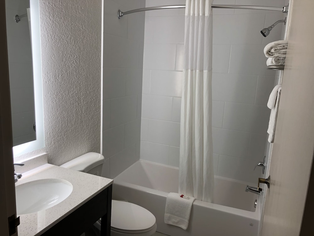 Red Lion Inn & Suites Elk Grove Village, IL 36/42