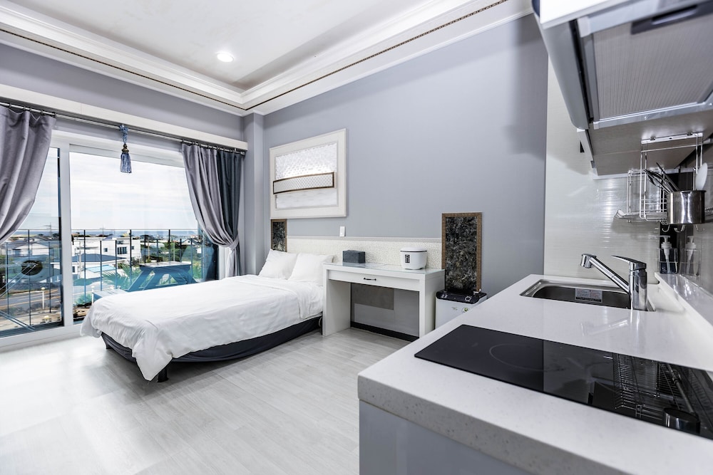 STUDIO, DOUBLE BED
