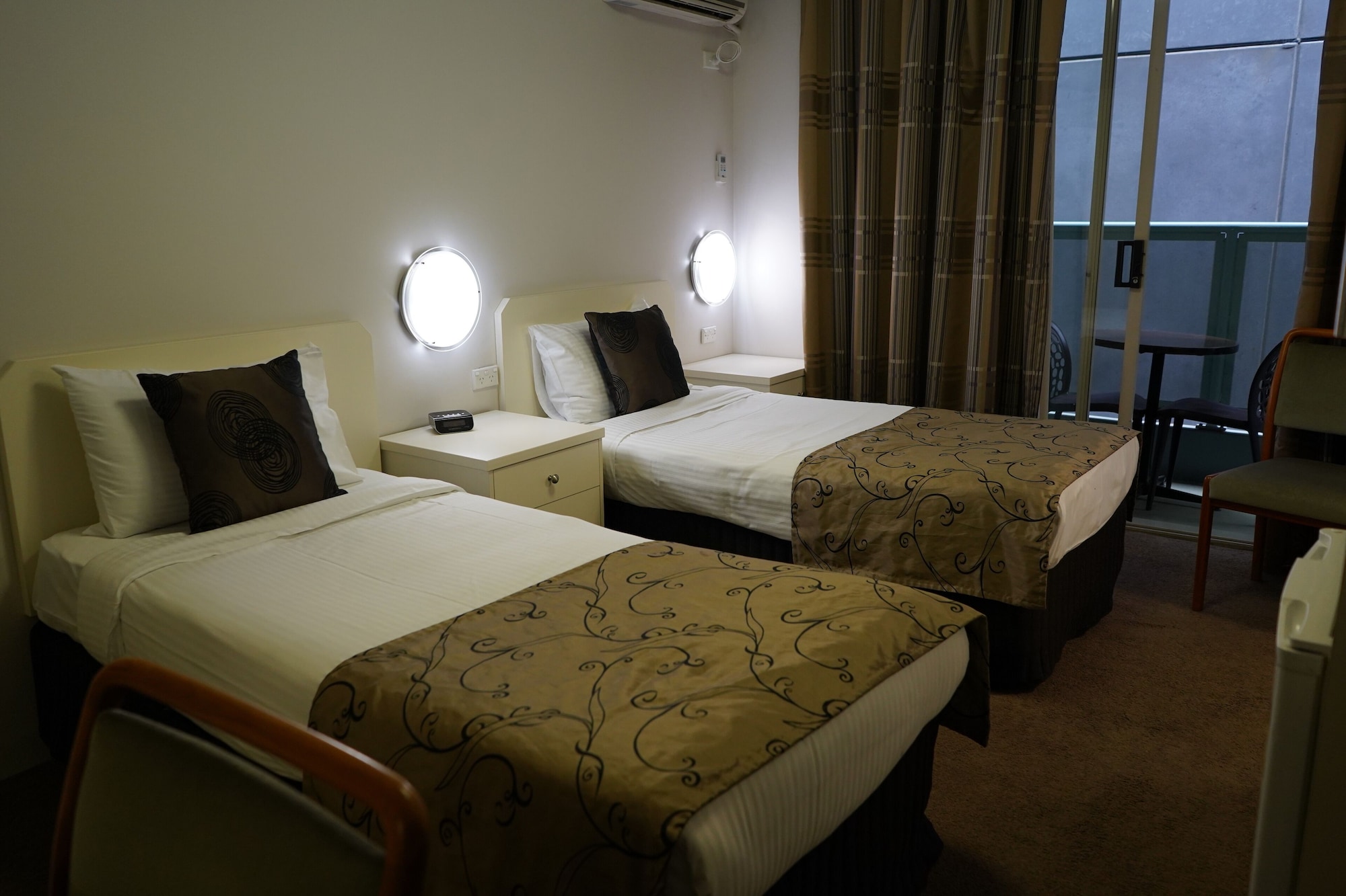 SUITE, TWIN BEDS