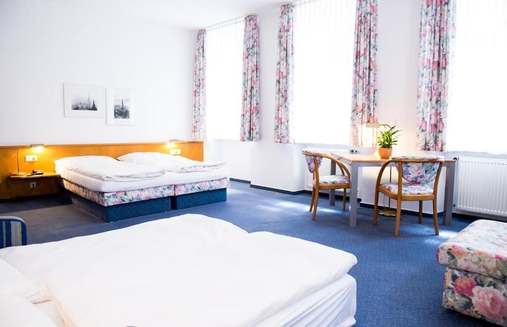 ROOM, QUADRUPLE
