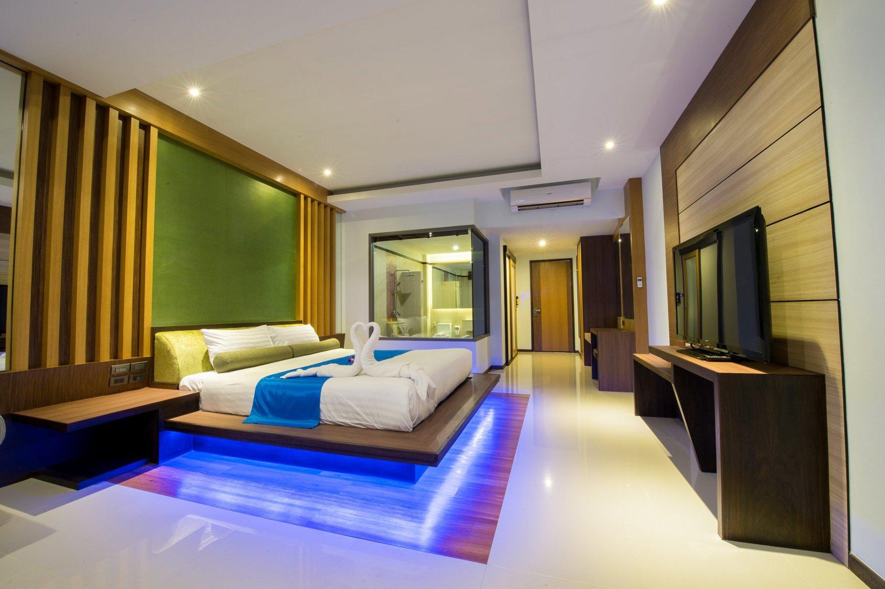 Deluxe, King Bed, Pool View