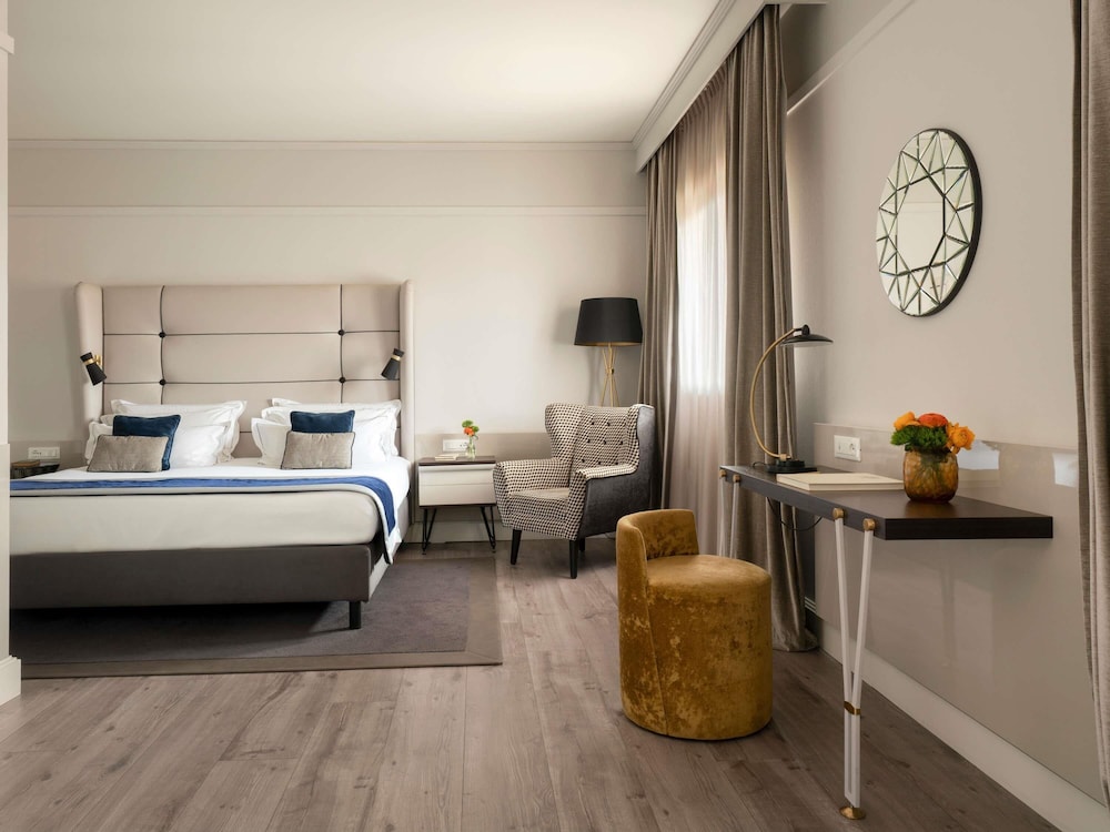 JUNIOR SUITE, KING BED