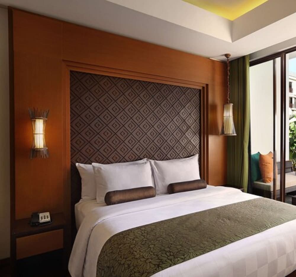 Suite, Queen Bed, Pool Access