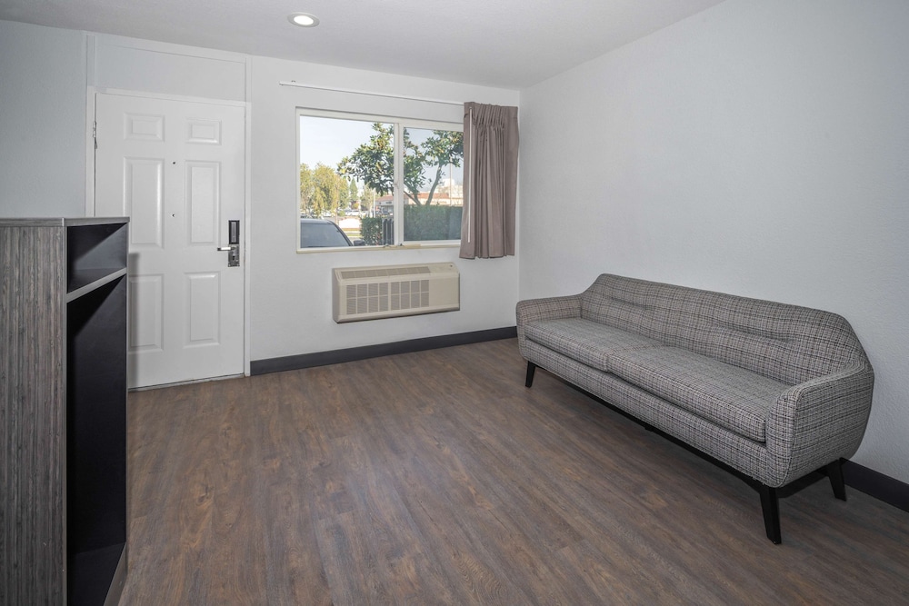 Motel6 Fontana 34/46
