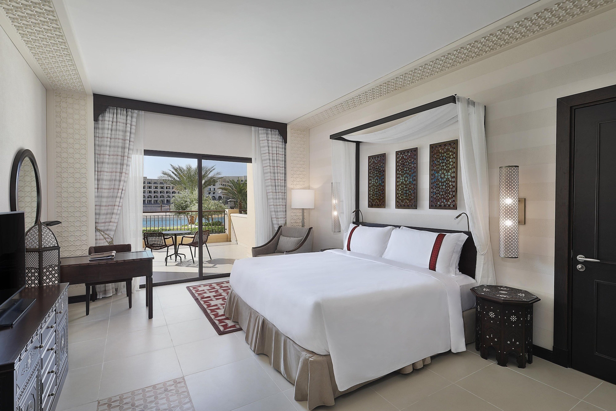 غرفة سوبيريور بسرير كينج بإطلالة على المسبح لذوي الإعاقة، Al Manara A Luxury Collection Hotel Saraya Aqaba 2/3