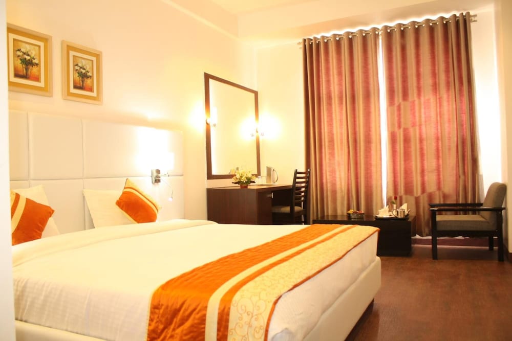THE MANOR HOTEL 12/49