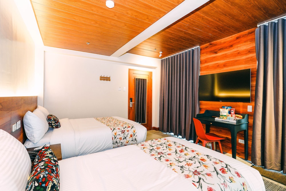 Lodge, King Bed